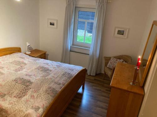 - une chambre avec un lit et une fenêtre dans l'établissement Ferienwohnung am alten Backhaus, à Bad Berleburg