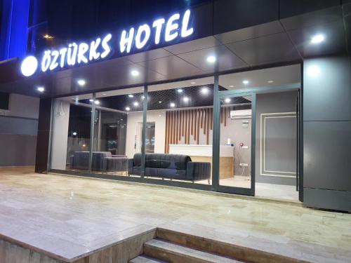 ÖZTÜRKS HOTEL في إسطنبول: متجر أمام متجر وبه كراسي