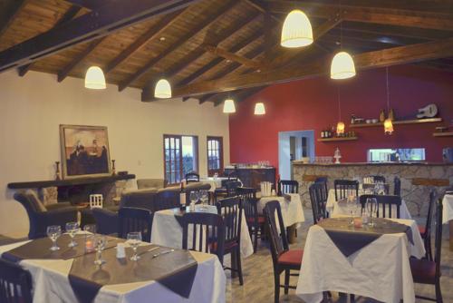 Restoran või mõni muu söögikoht majutusasutuses Senderos del Tao