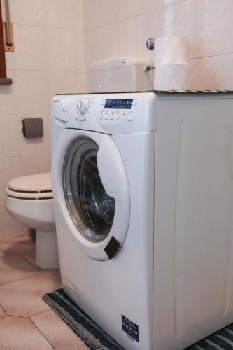 a washing machine in a bathroom with a toilet at Guest House Romero in Cadelbosco di Sotto