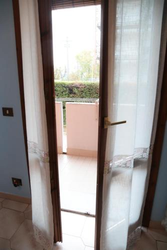 an open door to a room with a window at Guest House Romero in Cadelbosco di Sotto