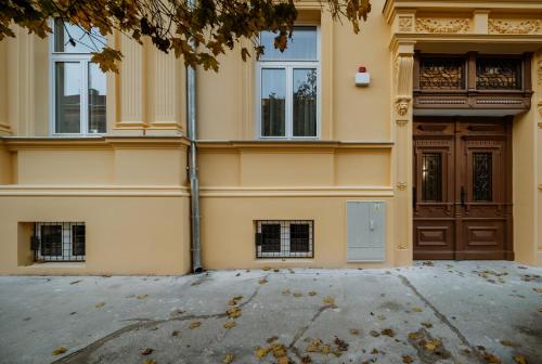 een gebouw met een deur en een oprit bij LAVilla Osijek in Osijek
