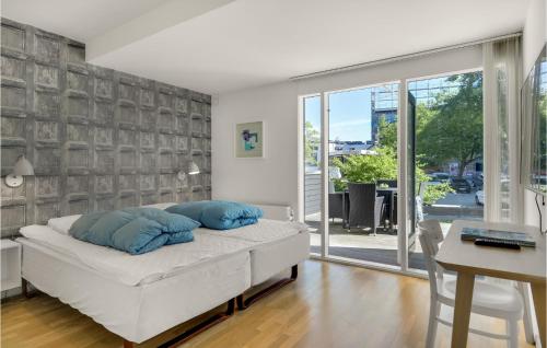 1 Bedroom Awesome Apartment In Helsingr في هلسنغور: غرفة نوم عليها سرير ومخدات زرقاء