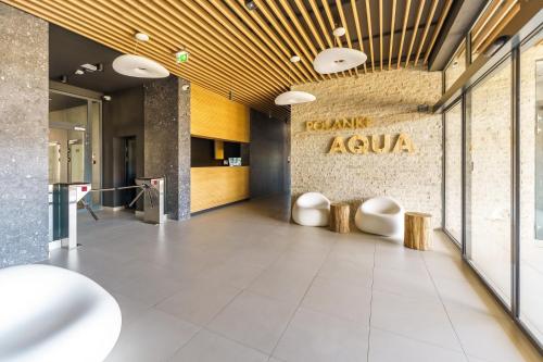 hol budynku z napisem na ścianie w obiekcie Aqua Polanki Apartament B014 Eltom Tour w Kołobrzegu