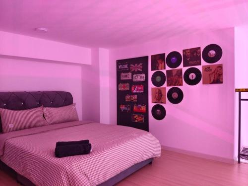 a pink bedroom with a bed with a purple ceiling at Sunway Grid@Cyberpunk/Sunway Bigbox/Golf Driving in Kampong Pendas