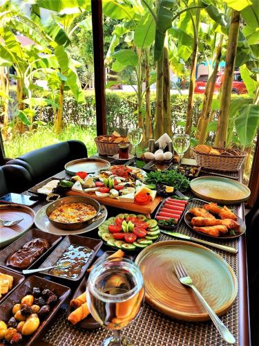 アダナにあるÇetinel Otelの食べ物の皿が置かれたテーブル