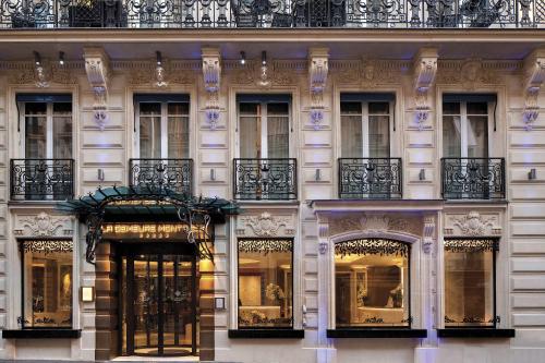 - une façade de bâtiment avec des fenêtres et des balcons dans l'établissement La Demeure Montaigne, à Paris