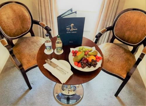 un tavolo con un piatto di frutta e un piatto di cibo di Atlantic Hotel a Lahinch