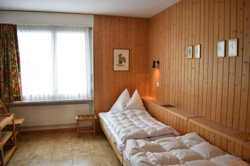 レンツァーハイデにあるAstoria (213 Le)の部屋の角にベッドが備わる部屋