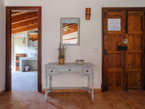 una mesa en una habitación con espejo y puerta en Agroturismo Muleta de Ca S'hereu en Puerto de Sóller