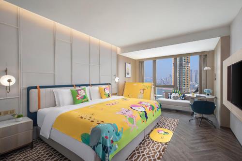 Ένα ή περισσότερα κρεβάτια σε δωμάτιο στο Voco Chongqing Chaotianmen