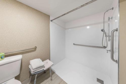 Et badeværelse på Quality Inn & Suites Camarillo-Oxnard