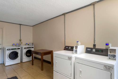 a laundry room with a washer and dryer at Rodeway Inn Colonial Heights I-95 in Colonial Heights