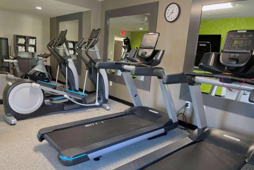 a gym with several tread machines and a treadmill at La Quinta by Wyndham Jonesboro in Jonesboro