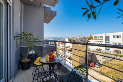 balcone con tavolo e frutta di Amersa Luxury Apartments a Heraklion