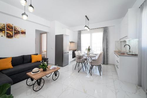 un soggiorno con divano e tavolo di Amersa Luxury Apartments a Heraklion