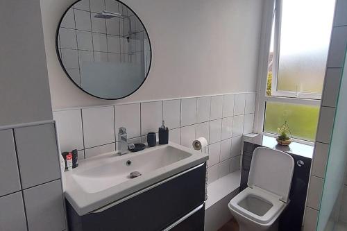 uma casa de banho com um lavatório, um WC e um espelho. em ZARA APARTMENTS PT 3 em Dundee