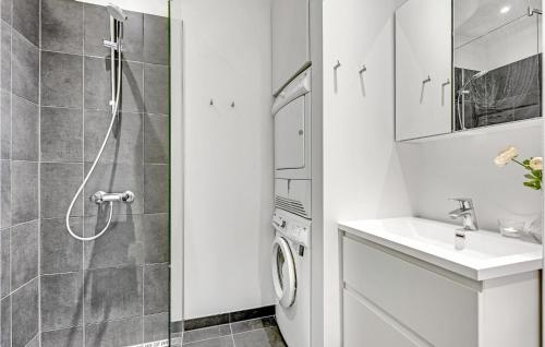 y baño con ducha, lavabo y lavadora. en Gorgeous Apartment In Aarhus C With Wifi, en Aarhus