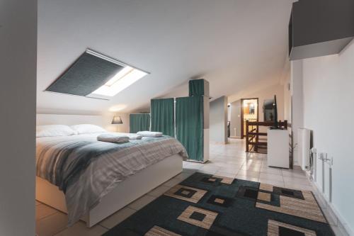 1 dormitorio con 1 cama grande y cortina verde en Best Houses 19 - Cozy Apartament in Peniche, en Peniche