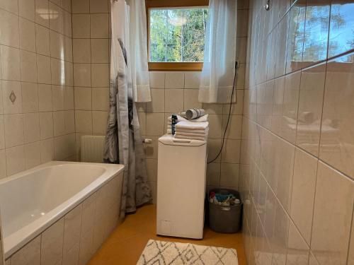 y baño con bañera, lavamanos y bañera. en Bergmanns Ferienapartment en Debant