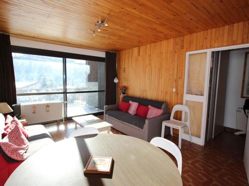 Appartement Chamrousse, 2 pièces, 5 personnes - FR-1-340-38にあるシーティングエリア