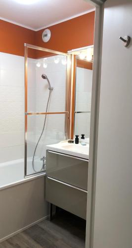 une salle de bain avec douche et lavabo dans l'établissement Appartement centre ville Stella-Plage terrasse sud-ouest, à Stella-Plage