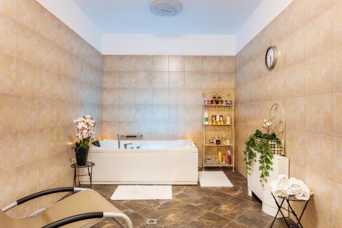 a bathroom with a bath tub and a sink at Termo Hotel Aspa Vila in Banya