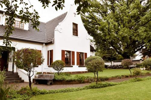 Ein Garten an der Unterkunft Oak View Manor