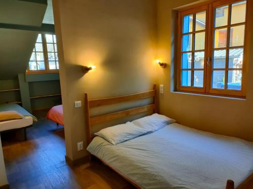 - une chambre avec un lit et une fenêtre dans l'établissement Gîte Beau Soleil, à Cauterets