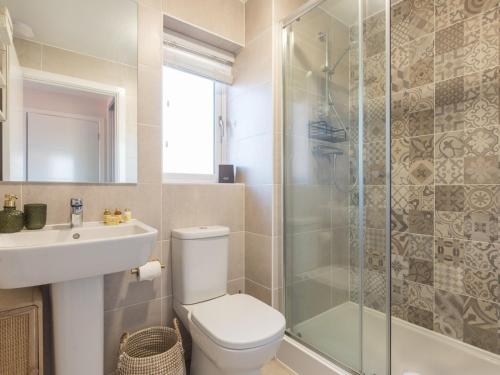 a bathroom with a toilet and a sink and a shower at Pass the Keys Stylish 2BR House in Leafy Warfield with Garden in Bracknell