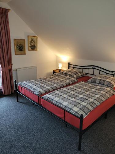 a bedroom with two beds in a room at große Ferienwohnung in Heiligenstedten
