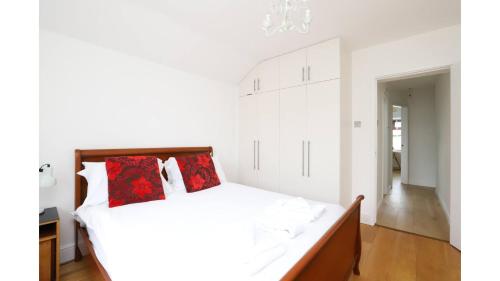Un pat sau paturi într-o cameră la Modern 2BR Apartment in Oxford Free Parking