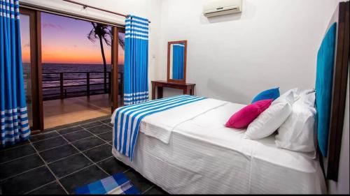 Postel nebo postele na pokoji v ubytování Reef Bungalow Hotel