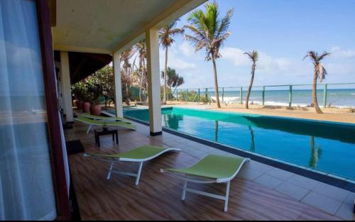 Bazén v ubytování Reef Bungalow Hotel nebo v jeho okolí