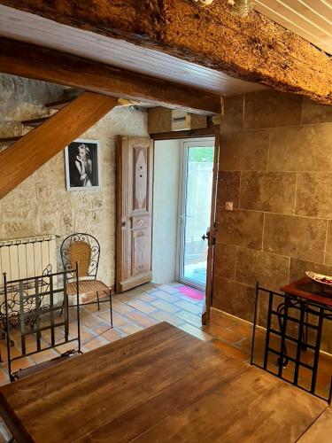 Cette chambre est dotée de parquet et d'une porte. dans l'établissement La maison sur la place dans la vieille ville Aigues Mortes, à Aigues-Mortes