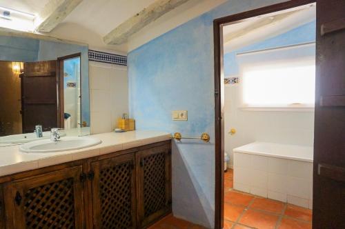 a bathroom with a sink and a tub at Masía Finca La Sazadilla con Piscina in Albentosa