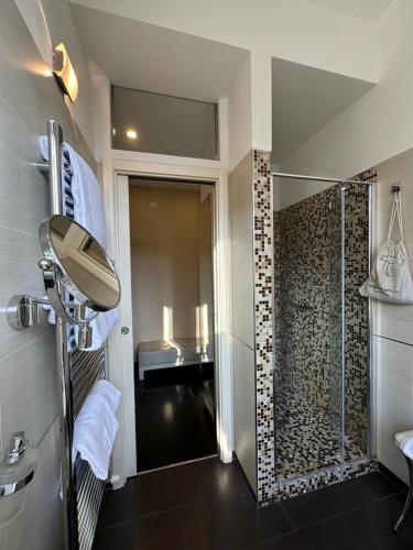 ミラノにあるホテル アスプロモンテのバスルーム(シャワー、シンク付)
