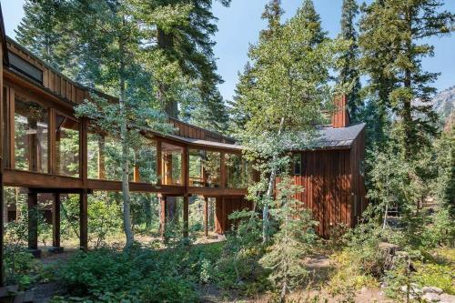 una casa de madera en el bosque con árboles en Mid-Cent. Redwood Retreat w/ Sparklebridge, en Alpine Meadows