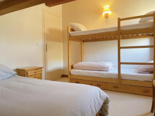 a bedroom with two bunk beds and a mirror at Front de Neige de St Martin de Belleville - Appartement 60 m2 - 8 personnes - Residence Les Murgers in Saint-Martin-de-Belleville