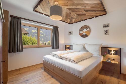 1 dormitorio con cama y ventana en Lottis Dahuam en Fügen