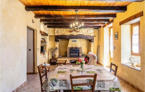 Saint-Crépin-et-CarlucetにあるPet Friendly Apartmentのテーブルと暖炉のあるダイニングルーム