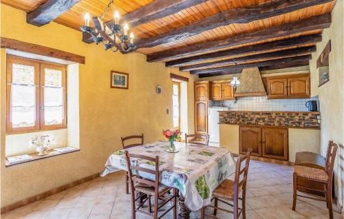une cuisine et une salle à manger avec une table et des chaises dans l'établissement Pet Friendly Apartment, à Saint-Crépin-et-Carlucet