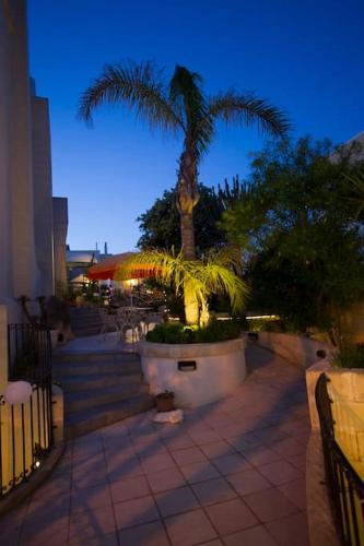 Κήπος έξω από το Colours - a sweet complex in a fairytale setting