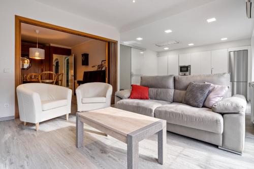 sala de estar con sofá, mesa y sillas en Hauzify I Vila Ducal, en Montblanc
