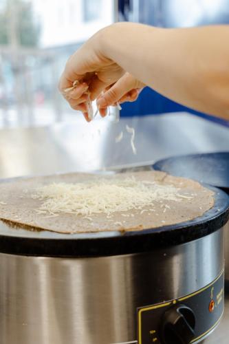 a person cooking food in a slow cooker at La Marinière Hôtel Restaurant in Saint Malo