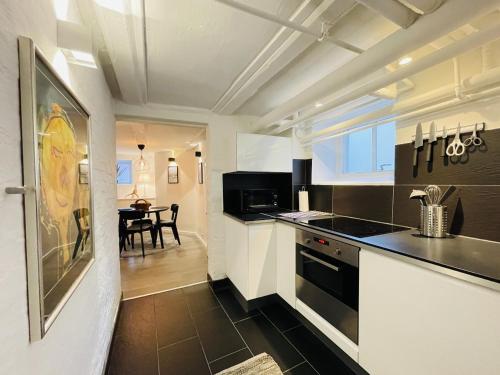 Kuchyň nebo kuchyňský kout v ubytování aday - Modern apartment in the Heart of Aalborg