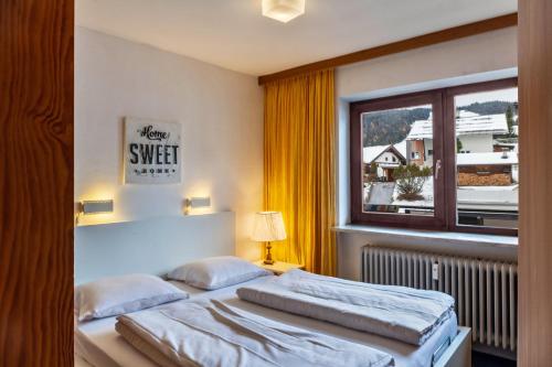 - une chambre avec 2 lits et une fenêtre dans l'établissement Haus Excelsior Top 29, à Seefeld in Tirol