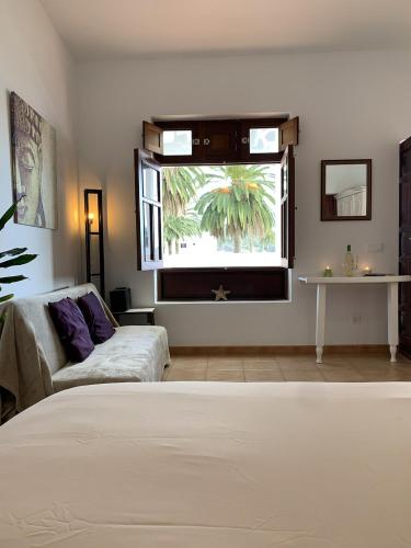 a bedroom with a bed and a window at Casa Jasmin Haria in Haría