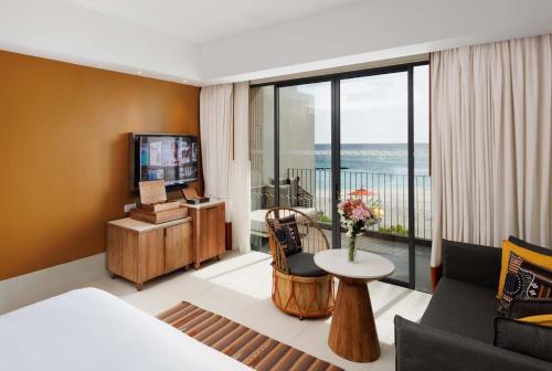 Televiisor ja/või meelelahutuskeskus majutusasutuses Hard Rock Hotel Maldives - Complimentary Roundtrip Speed Boat Transfer Until 21st December 2025