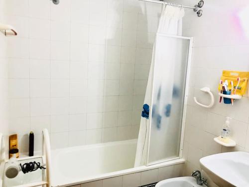 een badkamer met een douche, een toilet en een wastafel bij Bungalow en Arenales del Sol in Arenales del Sol